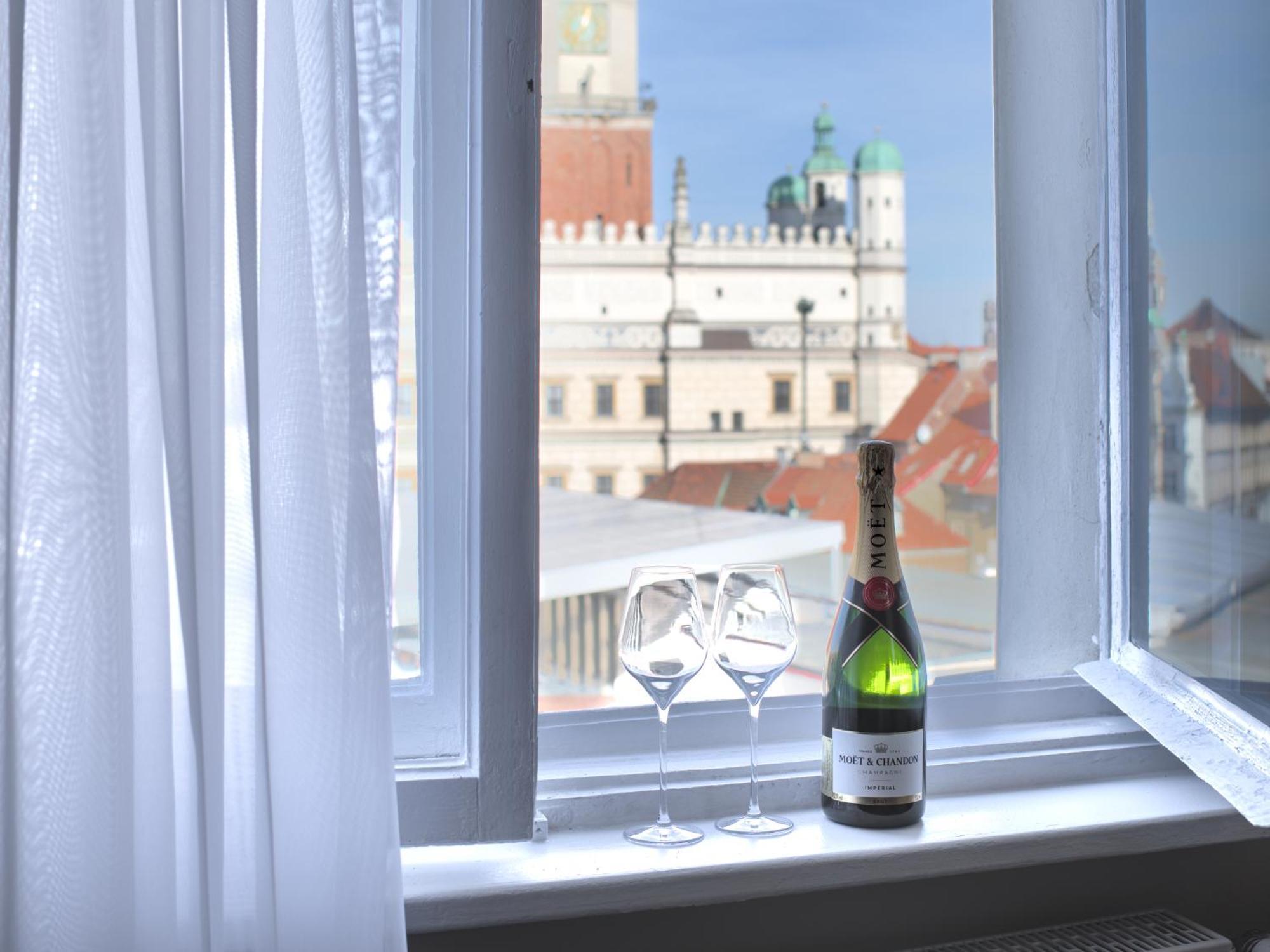 Oysters & Bubbles Gastro Rooms Rynek Square, Poznan